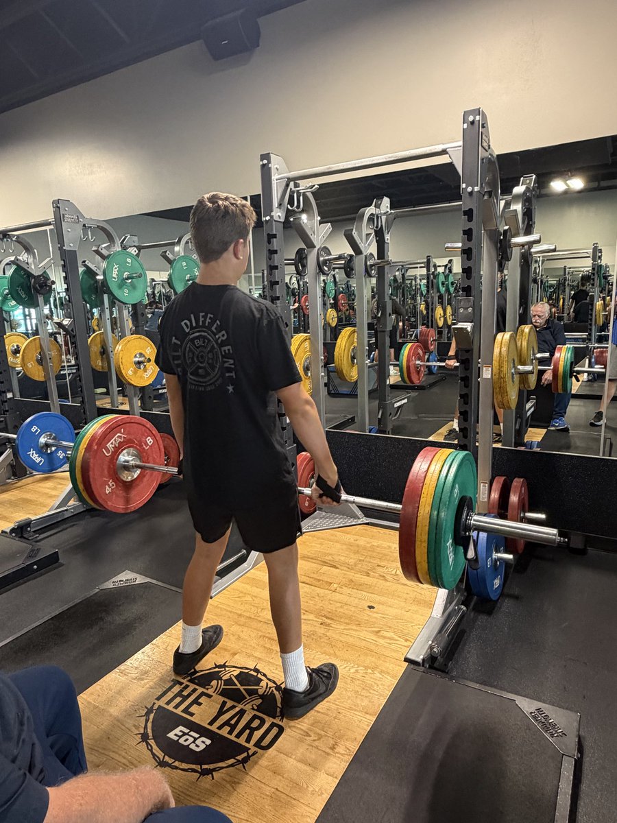 darrhenius24's tweet photo. Fall break in Utah visiting family.  Was able to throw shot/discus with my cousins and go with my dad and grandpa to lift weights .
#throws #shotput #discus #highlandhawks @HighlandHawksXC @HighlandHawksFB https://t.co/XQegVR5YIK