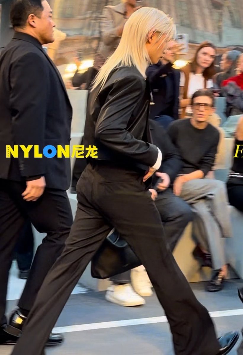 juridicohyunlix's tweet photo. gente sinceramente que corpo é esse o que ele ta tomando o que ta acontecendo estou tentando só pensar no estado de calamidade no qual meu país se encontra mas a bunda dele ta tirando minha concentração https://t.co/qYkbibTJBB