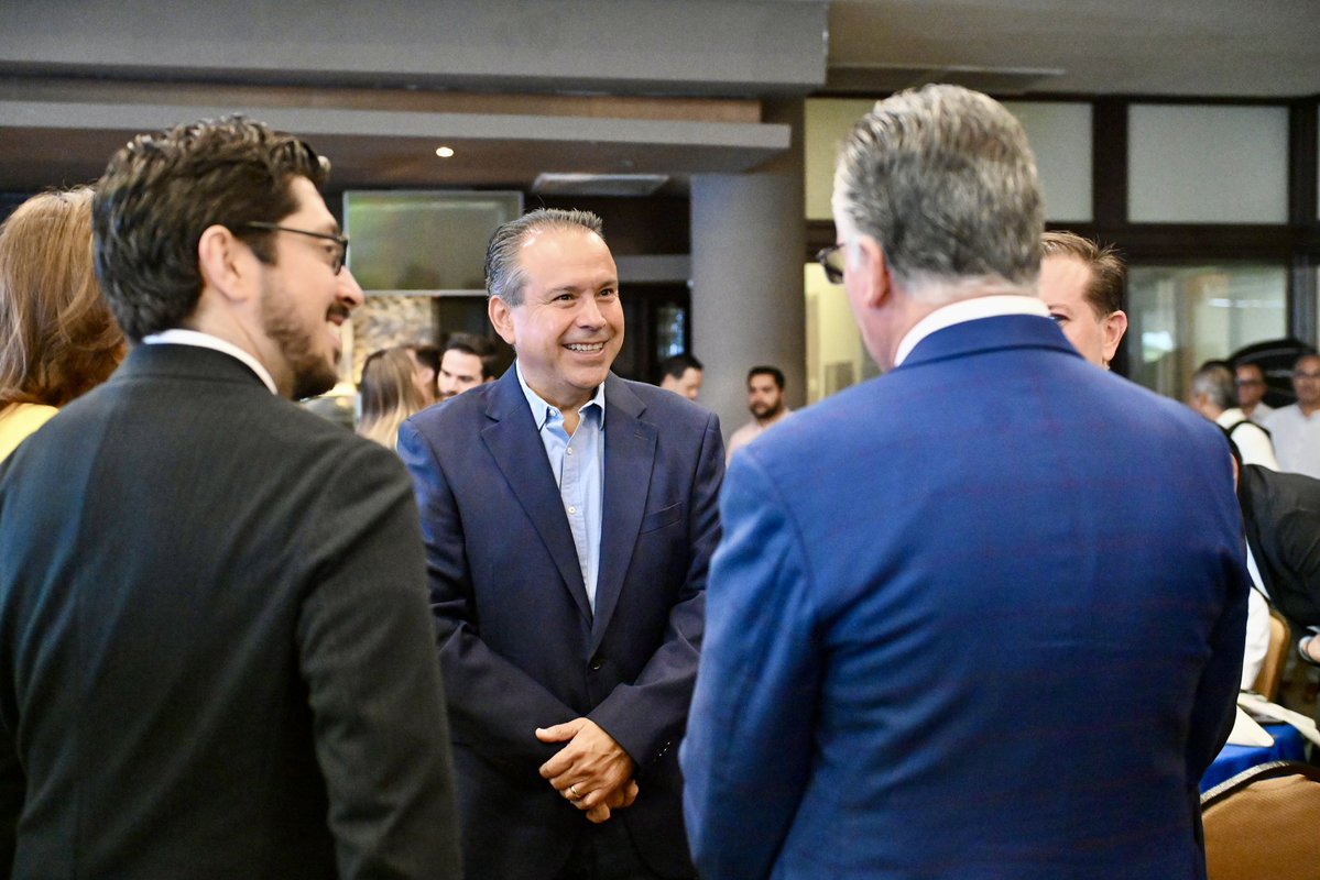 tonoastiazaran's tweet photo. ¡Aquí, ahora y juntos! 🙌🏼  Me dio mucho gusto participar en el Encuentro Anual de Socios Noroeste de la American Chamber of Commerce of Mexico (@AmChamMexico) y hablar de las oportunidades de la relación entre Hermosillo y Estados Unidos. 🇲🇽🤝🇺🇸

Celebramos su nueva oficina en Hermosillo, la primera del Noroeste después de 50 años, un paso más para seguir creciendo y generar inversión, empleos y mejor calidad de vida para las y los hermosillenses.👏🏻

#EnLaHAvanzamosJuntos
