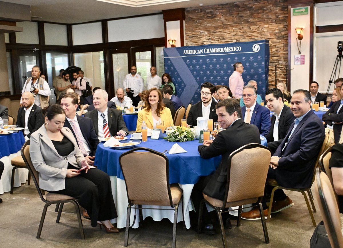 tonoastiazaran's tweet photo. ¡Aquí, ahora y juntos! 🙌🏼  Me dio mucho gusto participar en el Encuentro Anual de Socios Noroeste de la American Chamber of Commerce of Mexico (@AmChamMexico) y hablar de las oportunidades de la relación entre Hermosillo y Estados Unidos. 🇲🇽🤝🇺🇸

Celebramos su nueva oficina en Hermosillo, la primera del Noroeste después de 50 años, un paso más para seguir creciendo y generar inversión, empleos y mejor calidad de vida para las y los hermosillenses.👏🏻

#EnLaHAvanzamosJuntos