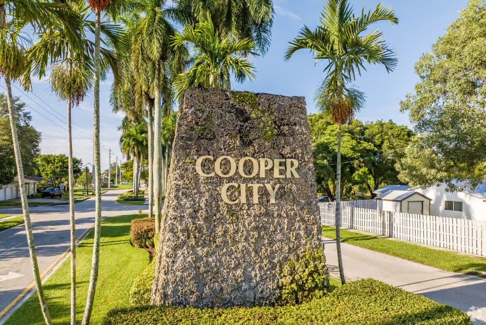 monarchrooffl's tweet photo. WE PROVIDE COOPER CITY, FLORIDA with Roof Installation, Roof Repair, Roof Replacement, and Roof Maintenance Services...
LEARN MORE... https://t.co/aXposS8yms
#roofing #roofer #gutters #roofinstallation #roofrepair #gutterinstallation #gutterrepair #siding #CooperCity https://t.co/C86bAeBWGV
