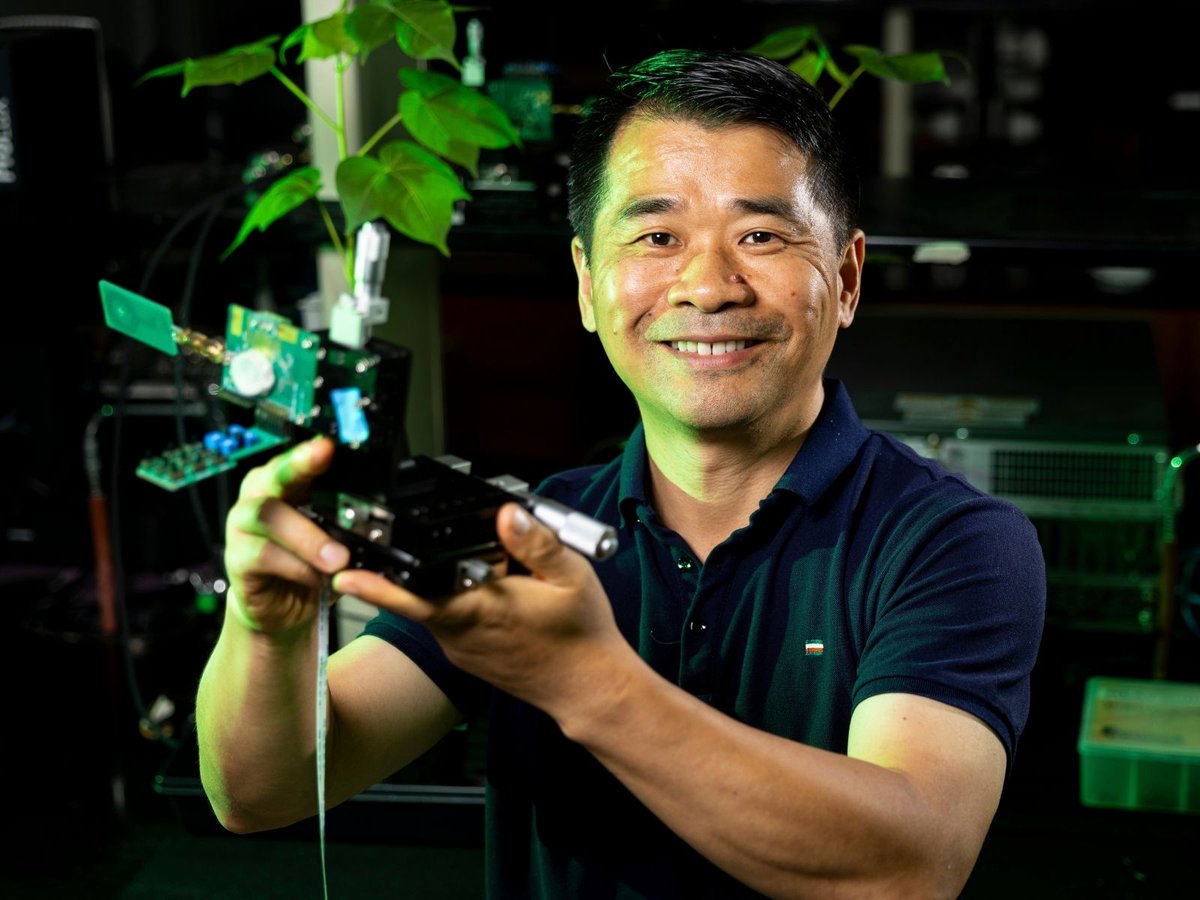 UGA_CollegeofAg's tweet photo. Professor and @ga_res_alliance Eminent Scholar in Precision Agriculture Liang Dong is advancing real-time plant health monitoring through sensor technologies that enable plants to communicate what they are experiencing.

🔗 https://t.co/DWjbMMTV3W https://t.co/jTKmlHwzNf