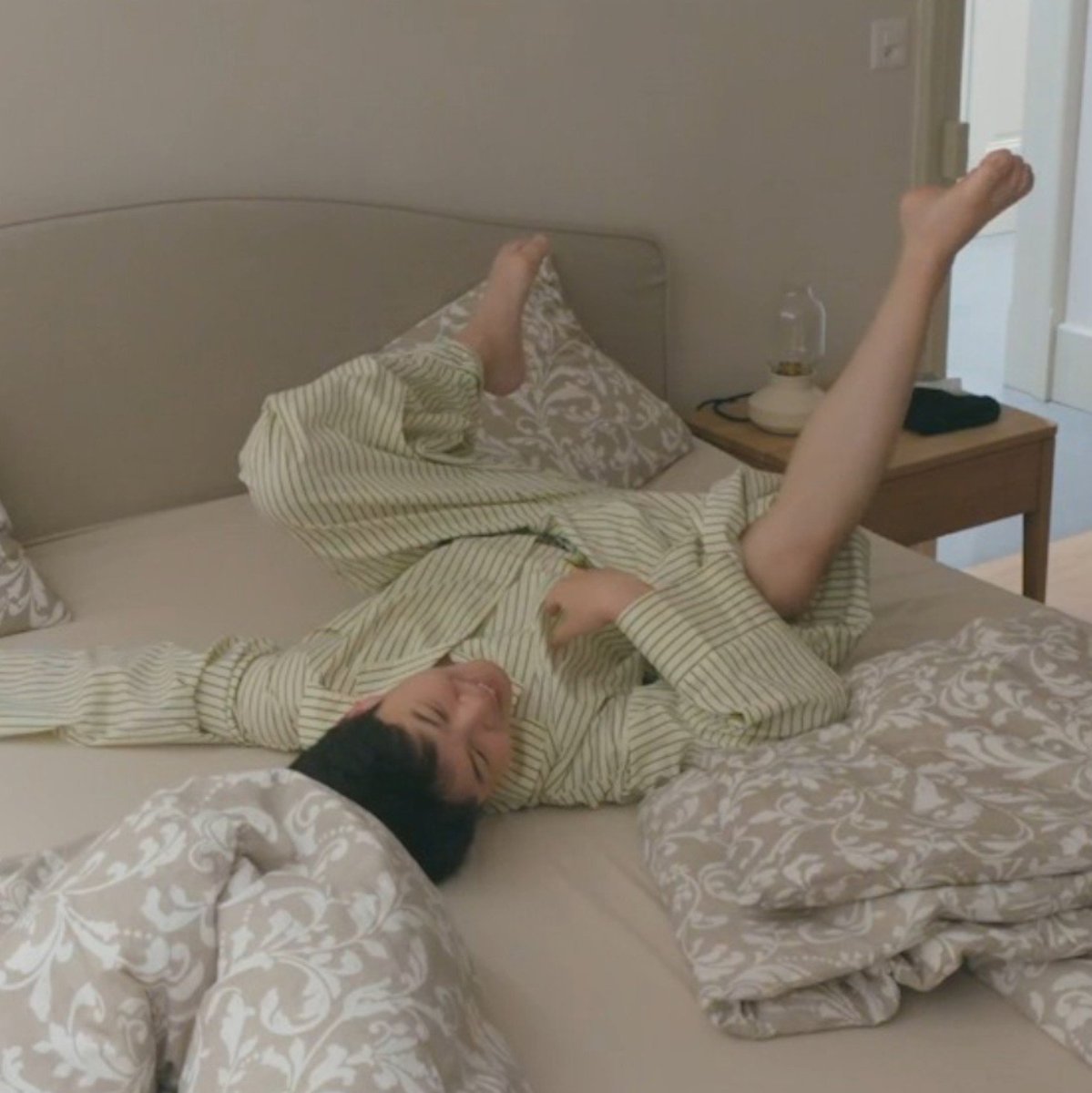 thejminie's tweet photo. jimin could be laughing, shocked, half asleep, exhausted, or fighting for his life and he'd still pull this move 😭 https://t.co/3DFyt99C9N