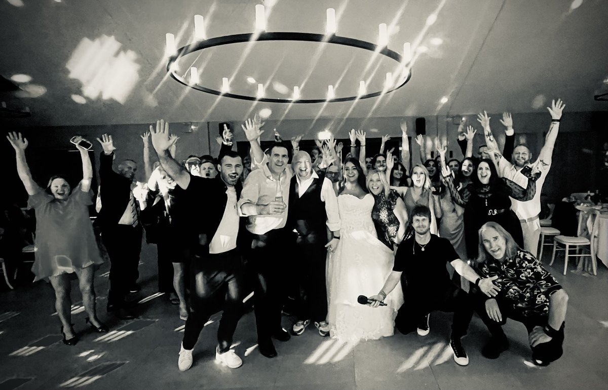 SonicBoomBand's tweet photo. A Great Autumn Wedding In Worcester For Leigh &amp; Sonia ! #sonicboomband #partylikearockstar #autumn #AutumnStyle #partyband #weddingband @crumplebury https://t.co/LcllU59NtK