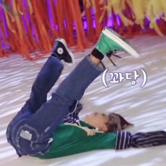 thejminie's tweet photo. jimin could be laughing, shocked, half asleep, exhausted, or fighting for his life and he'd still pull this move 😭 https://t.co/3DFyt99C9N