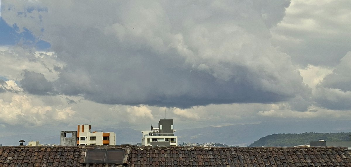 eFedefrancisca's tweet photo. Negra la nube hacia el oriente
#Quito https://t.co/cReXPJe8Wv
