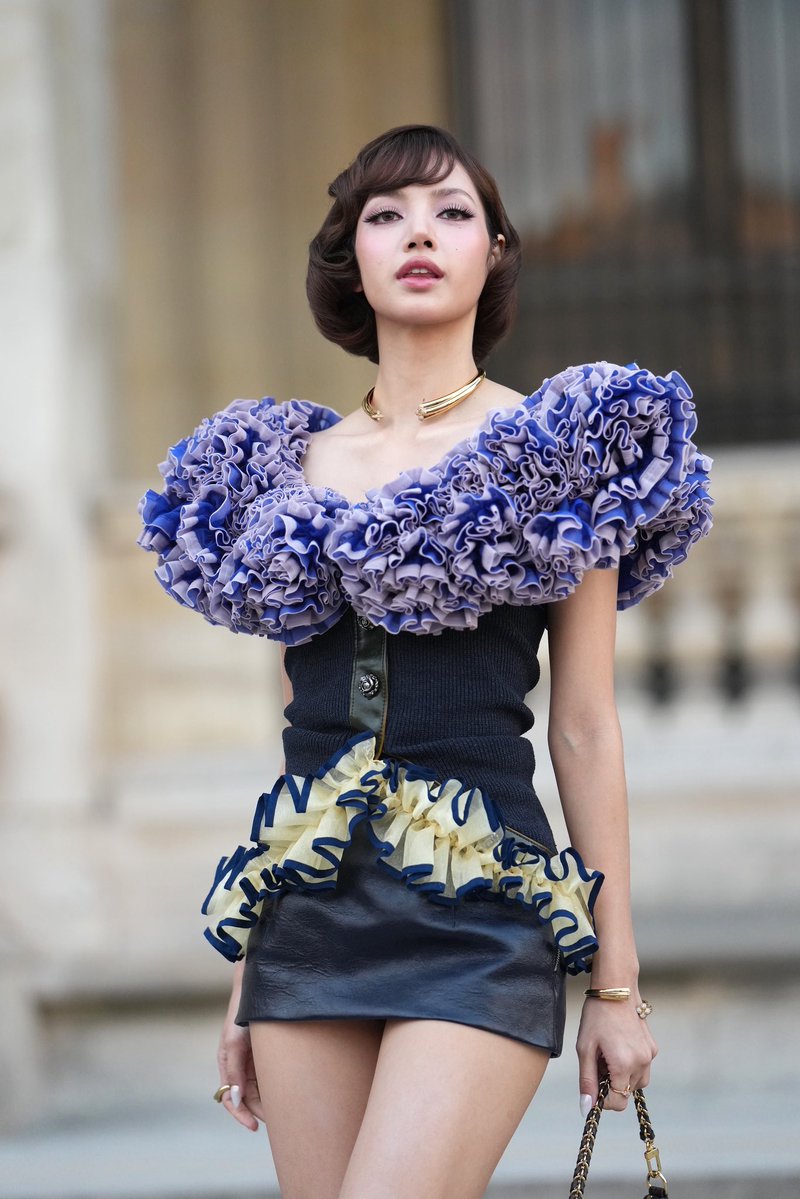 MTVUK's tweet photo. LISA looking like an absolute dream at the Louis Vuitton show for Paris Fashion Week 💜 #LISAxLVSS27 https://t.co/4ugr5qj0Po