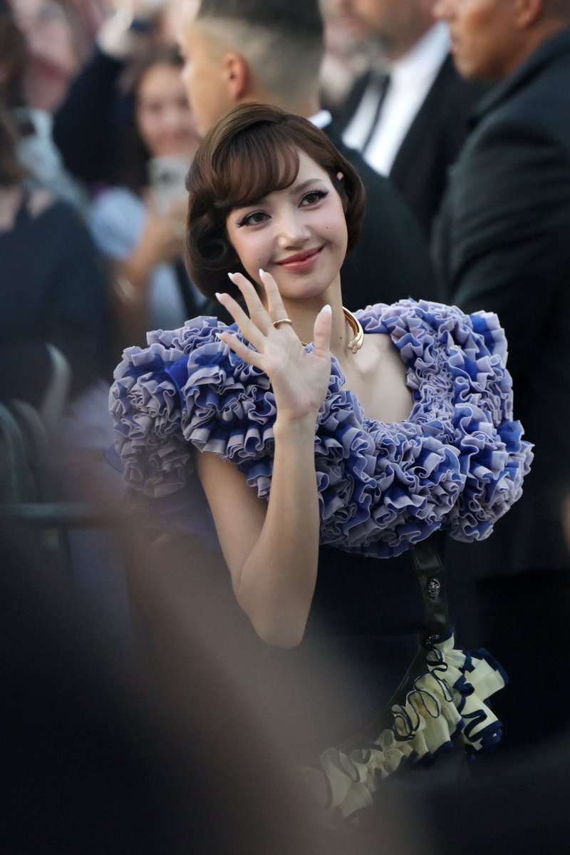 MTVUK's tweet photo. LISA looking like an absolute dream at the Louis Vuitton show for Paris Fashion Week 💜 #LISAxLVSS27 https://t.co/4ugr5qj0Po