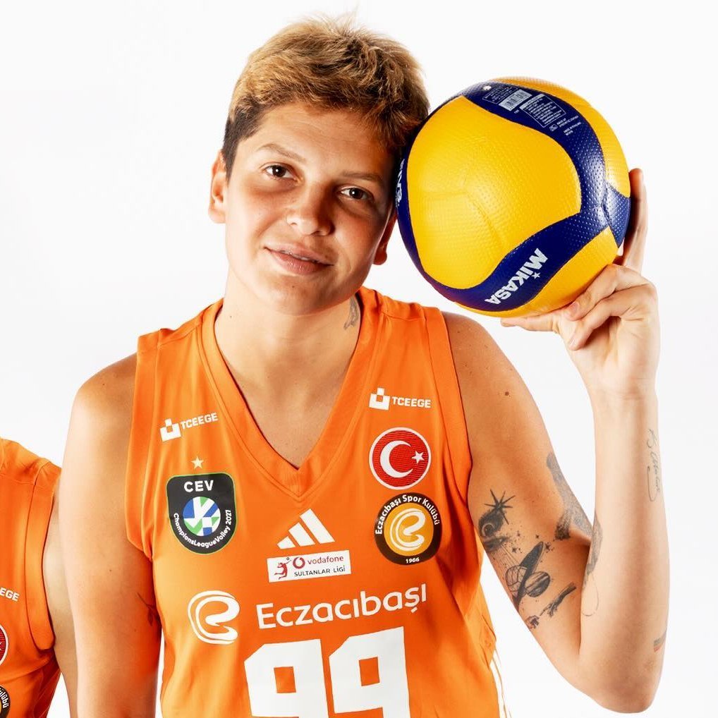 Temmzvolley's tweet photo. 🤔Son 1 yılda Dünyanın en iyi takımı Vakıfbank'a karşı oynadığı 7 maçta şu istatistiklerle çıkan bir smaçörü dünyada nereye koymalıyız?

24 pts,  %50 21/42  2 ace 1 blok +14
%56 pos  %30  27 top 2 hata

22 pts, %45  21/47,  1 ace +11
%52 pos  %16  perf  31 top 0 hata

17 pts %60  15/25 2 blok +11
%43 pos  %20 perf  30 top 3 hata

17 pts %38  17/45, +7
%35 pos  %9 perf  34 top  2 hata

20 pts %38  18/47 2 ace +9
%49 pos  %14  perf  49 top 1 hata

20 pts, %43  19/44 1  ace +16
%50 pos  %18 perf  39 top 0 hata

23 pts %56  22/39 1 blok +16
%39 pos  %17 perf 23  top 2 hata