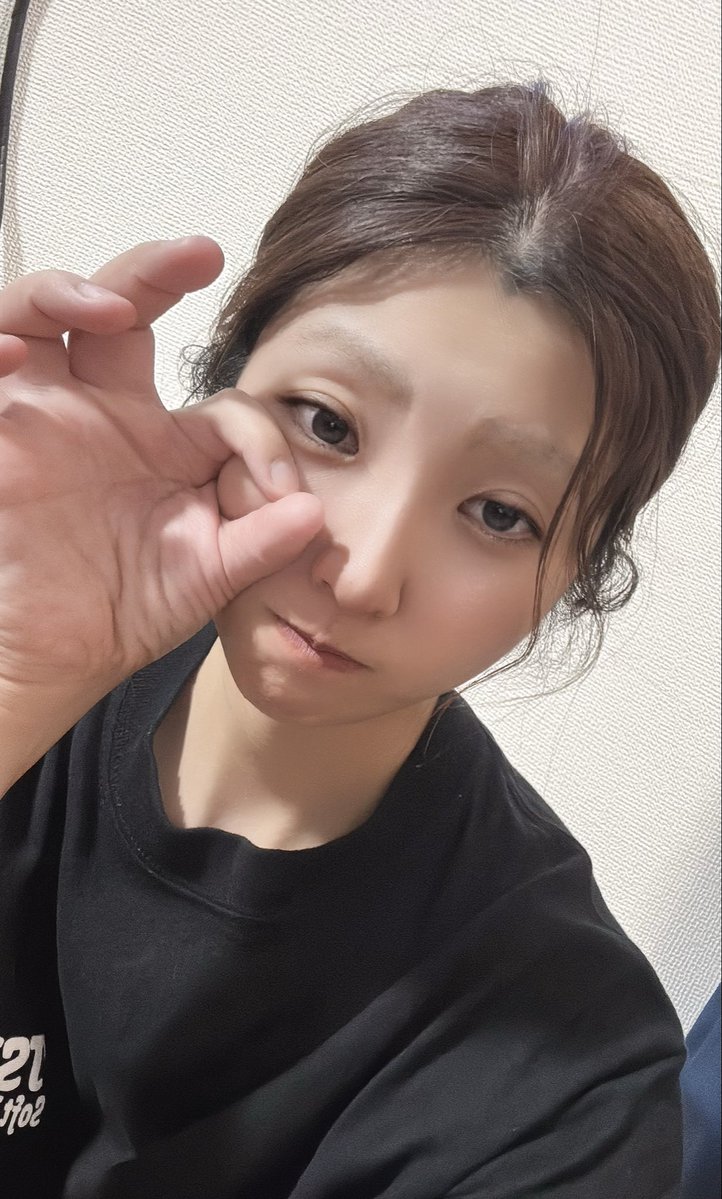 ask_muse21's tweet photo. みんなおはよ〜♡
この時間だとこんばんはが多かったのでどっちにするか迷いました🤢💦
寝起きショットと共に📷✨
今日も1日がんばろー！！
#SHOWROOM
#Weddingmuse
#神輿に参加してきます
#ちょっと寝坊 https://t.co/ALajkkGVDo