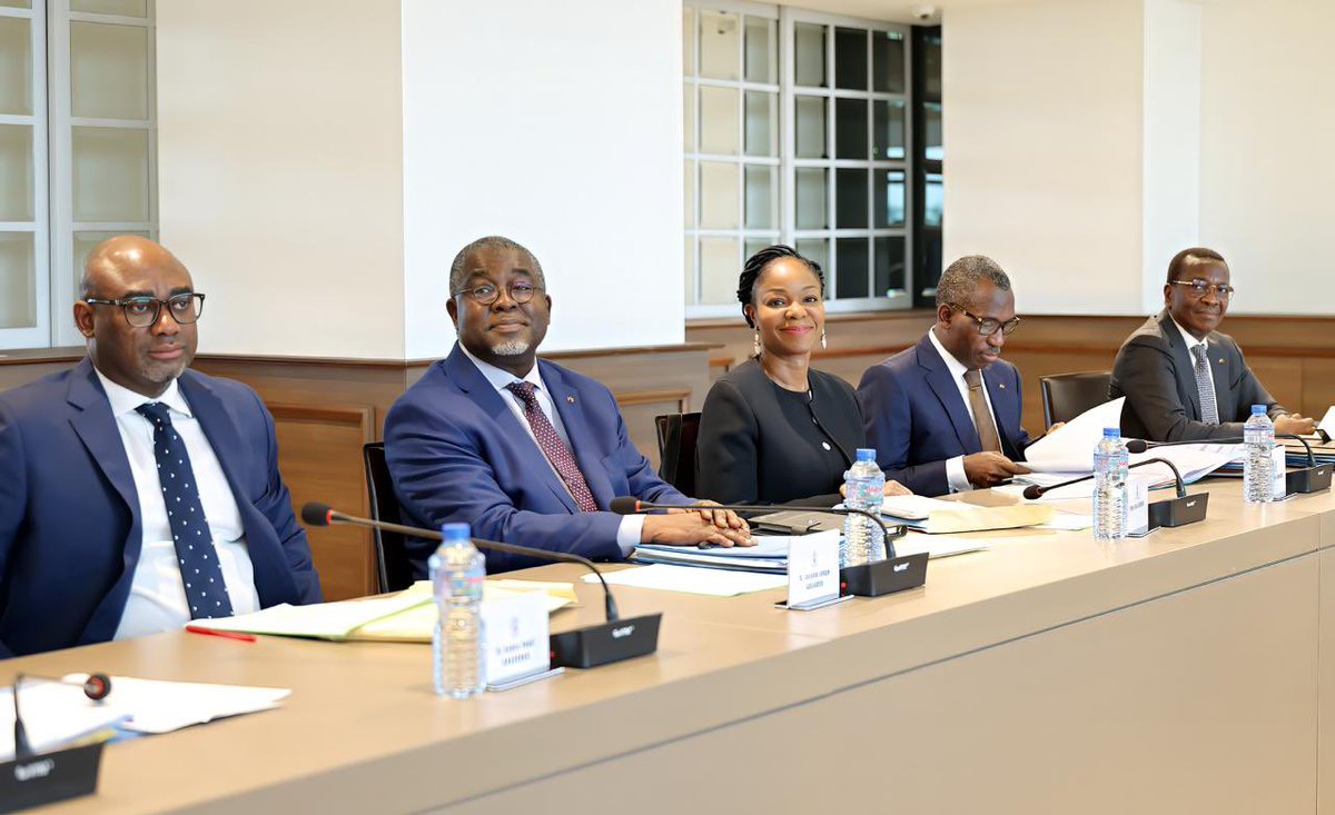 FEGnassingbe's tweet photo. J'ai présidé ce jour le Conseil des ministres, consacré à des réformes qui touchent directement l'attractivité de notre pays, la sécurité, l'énergie et l'accès des citoyens à la justice.

Le projet de décret sur les visas institue de nouvelles catégories de visas parmi lesquels le visa d’affaires dont les modalités de délivrance sont plus rapides. Un investisseur qui choisit le #Togo doit pouvoir y venir sans attendre.

Nous avons également examiné la réforme du secteur de l'électricité, essentielle à la compétitivité de nos entreprises comme au quotidien des ménages.

Nous avons enfin écouté une communication sur les évolutions visant à rendre les décisions de justice plus accessibles à chaque citoyen.

Ces textes répondent à une même exigence : que l'État facilite la vie de ceux qui entreprennent et renforce la confiance de ceux qui attendent de lui transparence et équité.