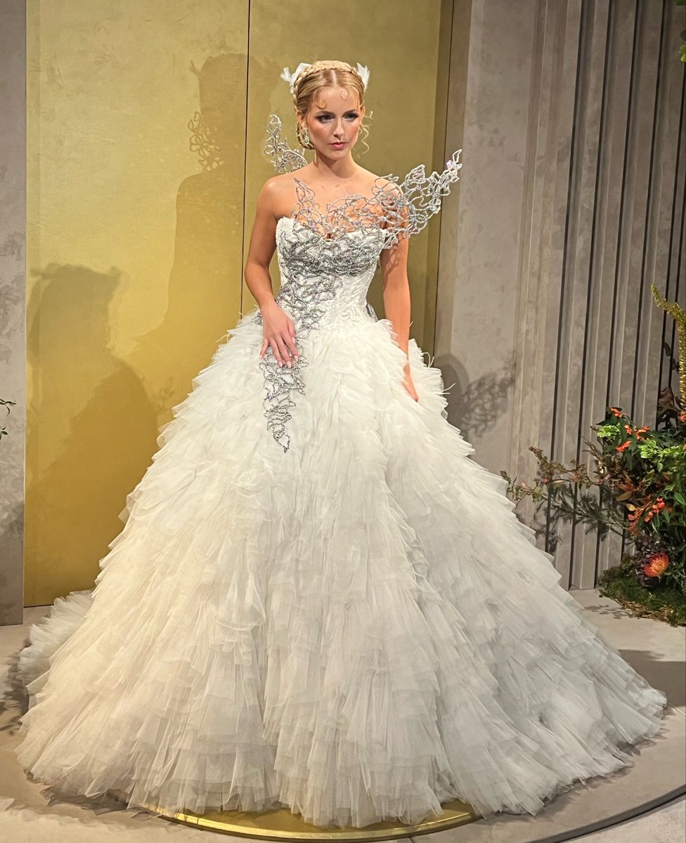 thngergames's tweet photo. SIMPLESMENTE MCKENNA GRACE USANDO O VESTIDO DE NOIVA DE KATNISS EVERDEEN PARA DIVULGAR AMANHECER NA COLHEITA https://t.co/FI1o51UCeJ