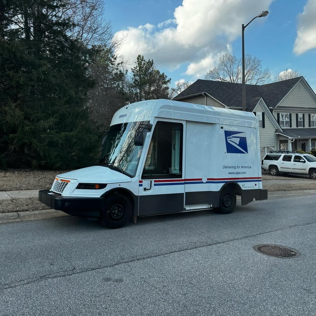 richardface33's tweet photo. Yall want this shit delivering your mail?!?💀  I need my mail truck to have bulk. I need it to have some muscle. https://t.co/DskUXFQsfX