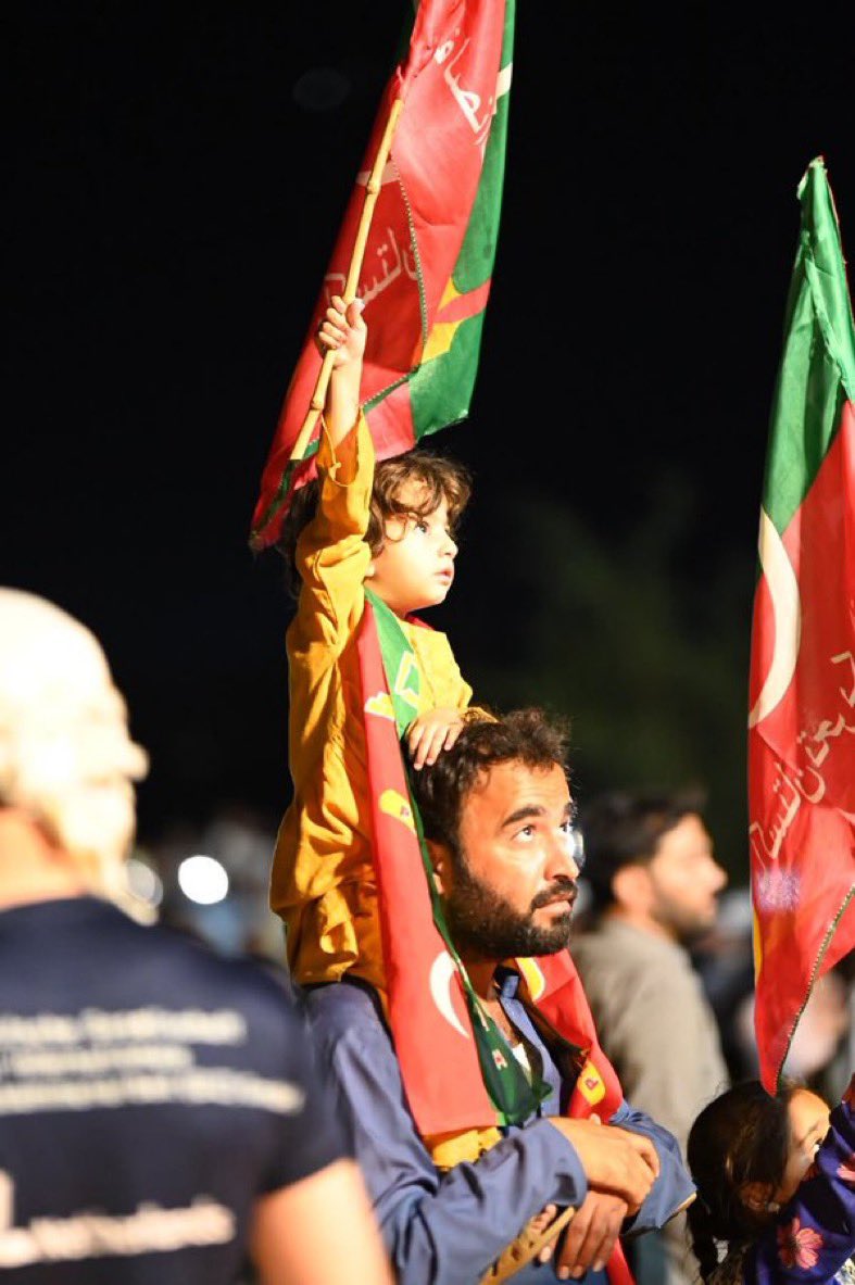 RashidMkhan79's tweet photo. یہ منظر صرف ایک تصویر نہیں، باپ کے کندھوں پر مستقبل اور بچے کے ہاتھ میں امید کا پرچم ہے۔ ❤️ https://t.co/Cn1vSmPfuz