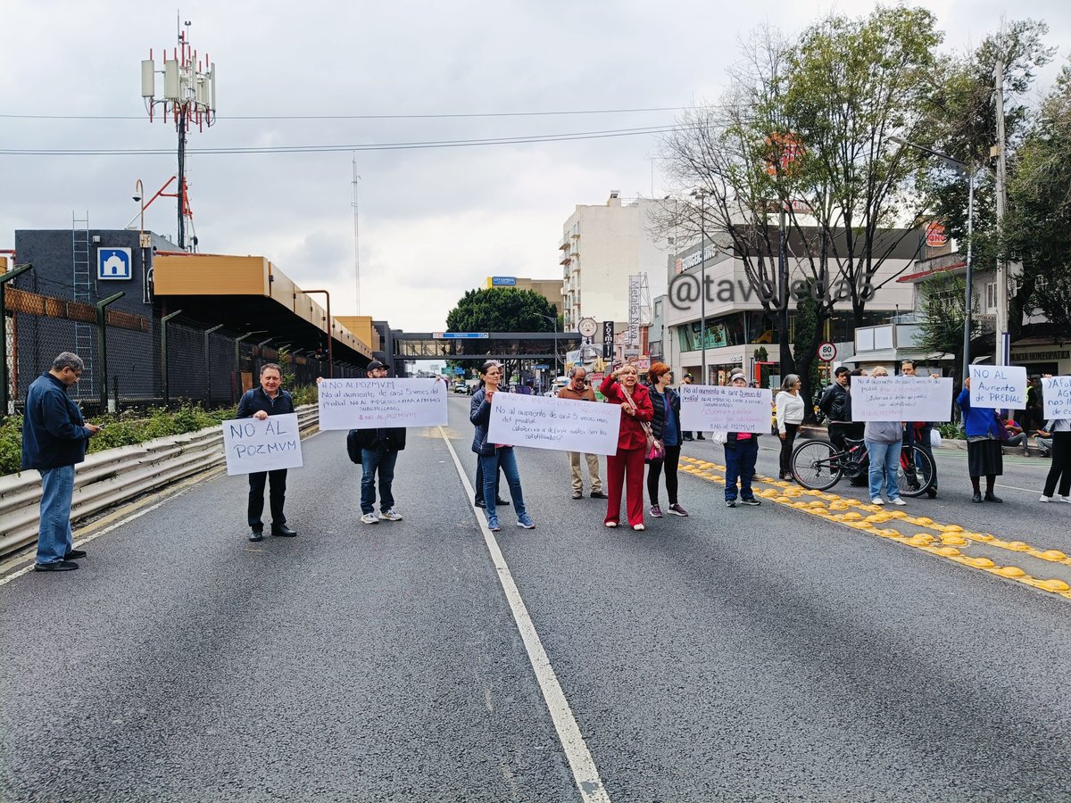 tavojeda5's tweet photo. Vecinos de la alcaldía BJ cierran la Calz de Tlalpan al sur a la altura de la estación del @MetroCDMX Ermita en contra de un programa de ordenación de la zona metropolitana del Valle de México. Posibles alternativas: Plutarco Elías Calles, División del Norte, Universidad. https://t.co/4b2uIzEFVa