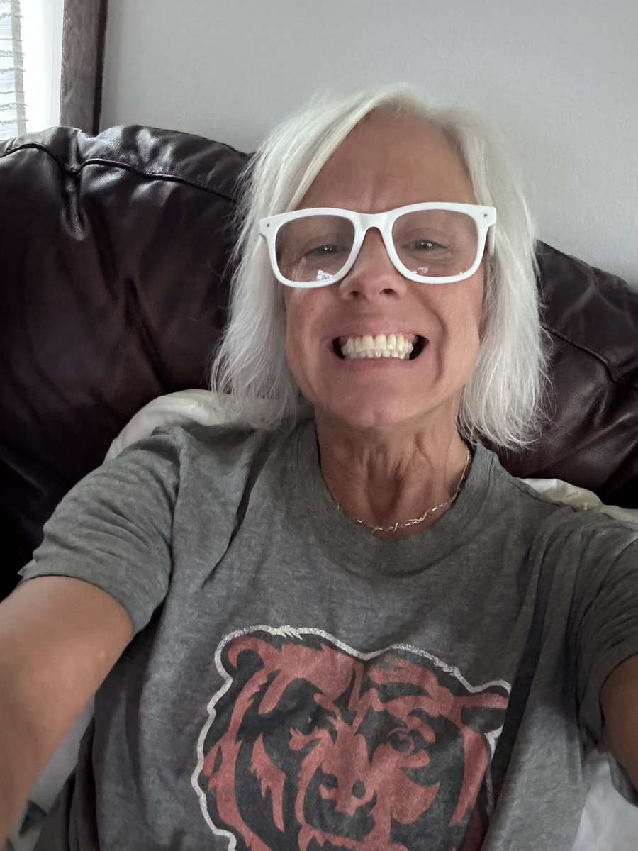THEMrsStraymule's tweet photo. I AM A 55 YEAR OLD WHITE WOMAN WHO WILL BE VOTING REPUBLICAN!  And a Chicago Bears Fan! https://t.co/m0EkDhm4O9