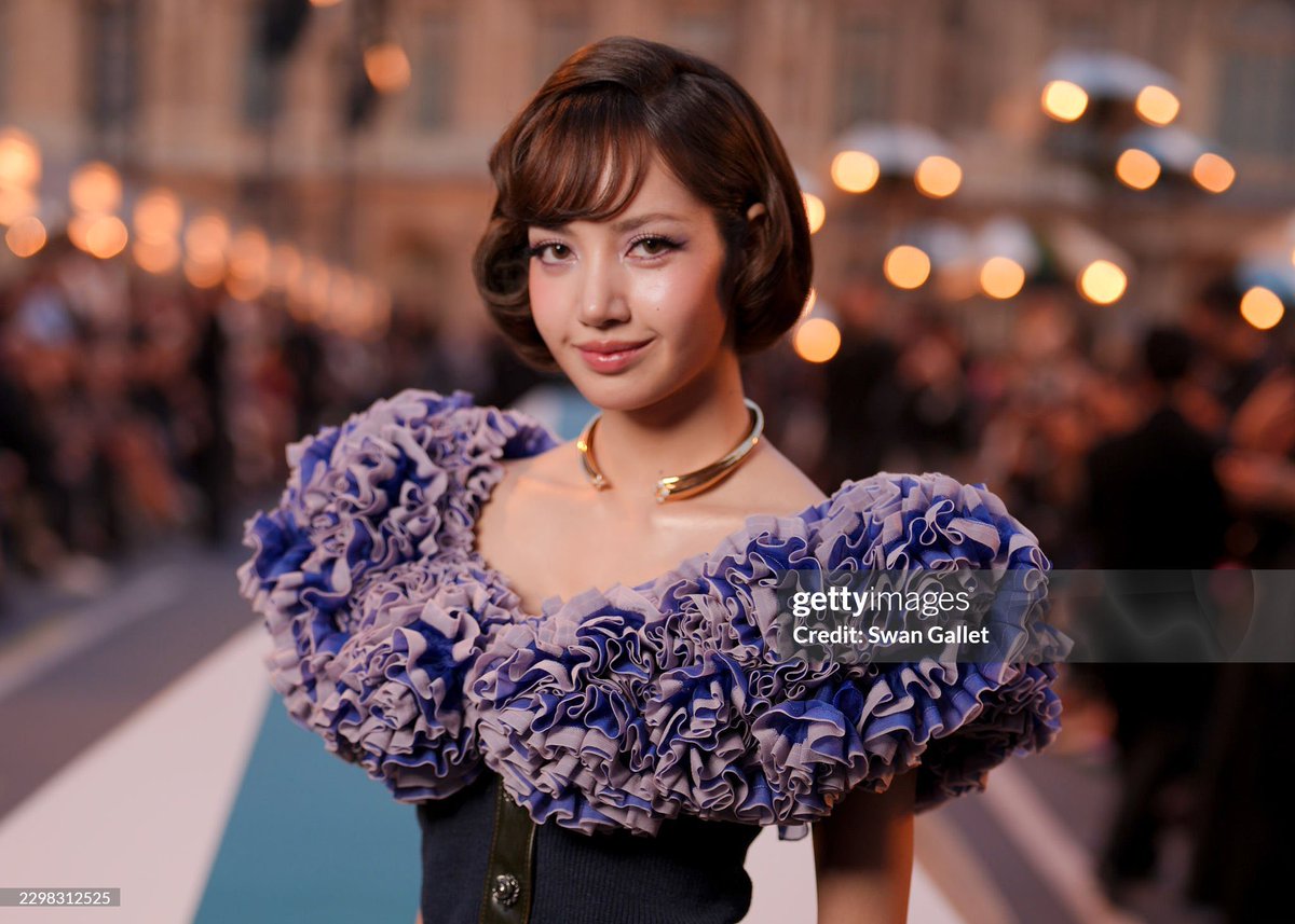 LILITEAMTH327's tweet photo. คุณหญิงลลิษา เพคะ 😍✨

LISA LOUIS VUITTON SS27
#LISA #LISAxLVSS27
#LISAxLouisVuitton https://t.co/8ByYMudNl9