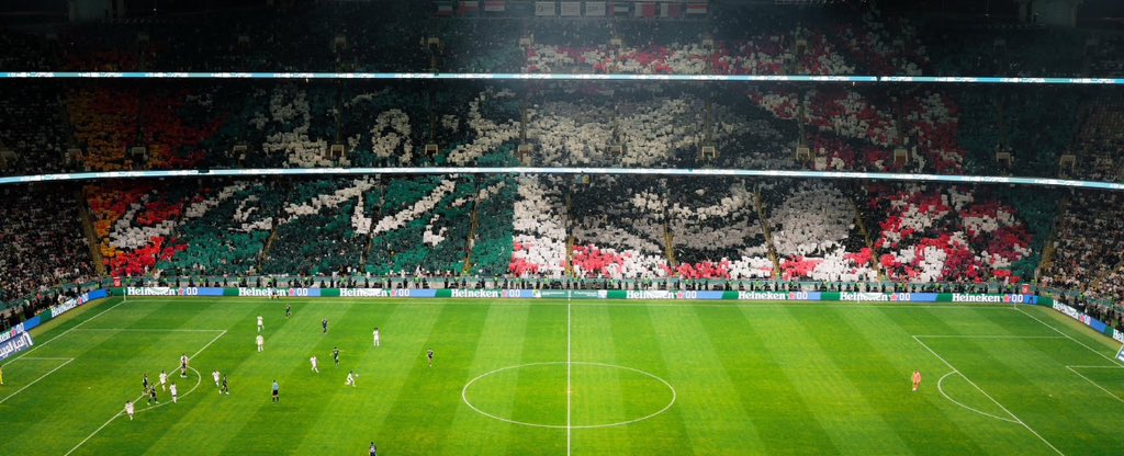 iissub's tweet photo. ( ما نرمي الا نصيب ) وضربنا فالعظام
ياللي تحسب ان الاخضر صيدةً طارفه 

حنا كعام الخصيم اللي مايلقى كعام
يقبل " يهابد " و يقفي دمعته ذارفه

كاس الخليج ابتدا واليوم مسك الختام
والكاس يعرف بْطله وصاحبه عارفه 

( ما يستوي الصقر يالضايع ببيض النعام )
" لو تيبس غصون جذع الشجره الوارفه " 🇸🇦

#السعودية_الإمارات #كأس_الخليج 🇸🇦