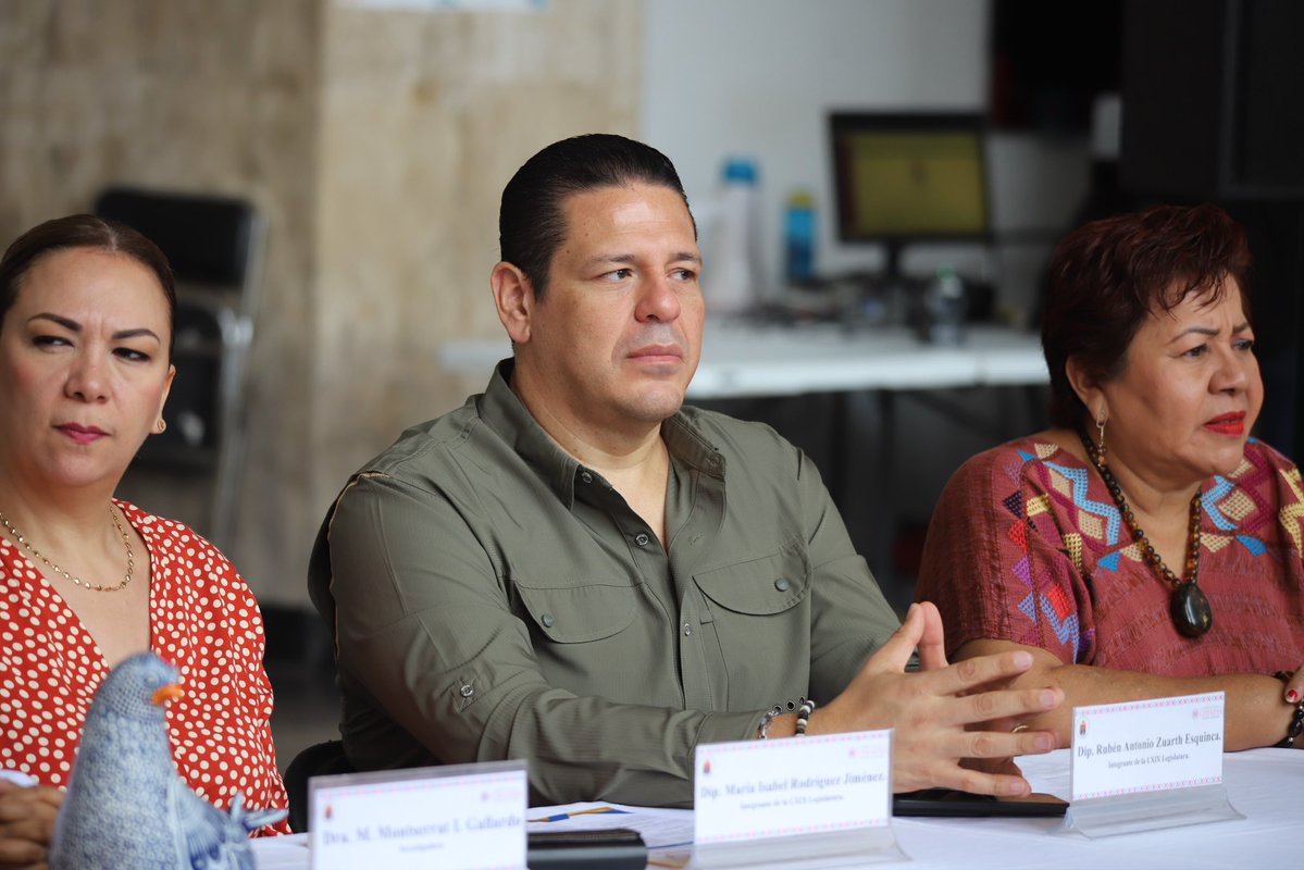 rubenzuarth's tweet photo. Asistí a la conferencia de prensa donde se presentó el "Primer Parlamento de las Personas Adultas Mayores", que organiza el H. @congresoChis, contando con la presencia de la Dip. @MarceCastilloMx, Presidenta de la Mesa Directiva.

Un espacio muy valioso y necesario para escuchar, reconocer y dar voz a quienes con su experiencia, trabajo y sabiduría han construido nuestro estado.

Agradezco sinceramente la invitación a la Dip. Jovannie Ibarra, por impulsar esta iniciativa que pone en el centro a nuestras personas adultas mayores. Cuenten con todo mi respaldo para que este Primer Parlamento sea un éxito. #HagamosloJuntos 
 #AdultosMayores