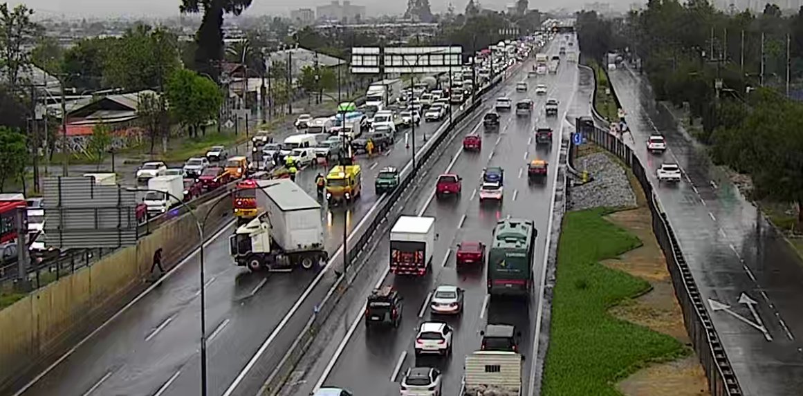 TTISantiago's tweet photo. Actualización (15:58). CORTE TOTAL en #Ruta5 al sur, sector El Parrón, debido a accidente de camión de alto tonelaje, el cual quedó bloqueado. Todo el flujo es desviado hacia la vía local en salida El Parrón. Considere tiempo extra de viaje #LoEspejo https://t.co/JOajkzEOjC