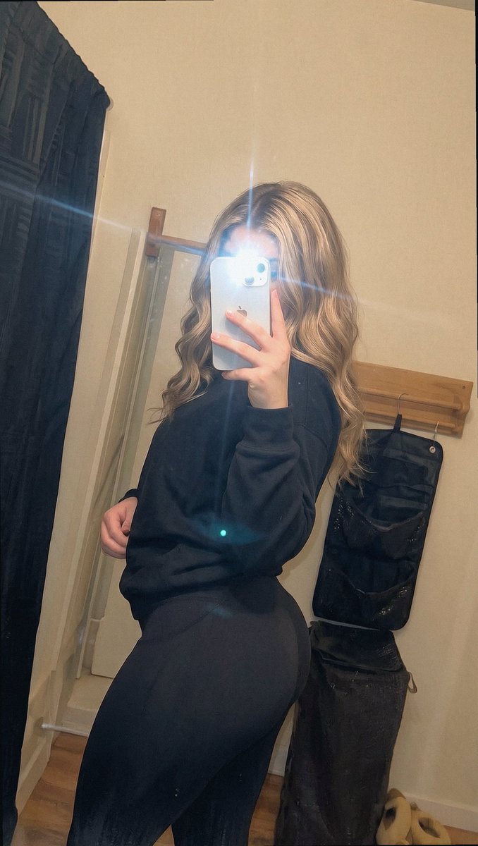 summerwillo7607's tweet photo. hips out i guess https://t.co/xhCZ29cBoy