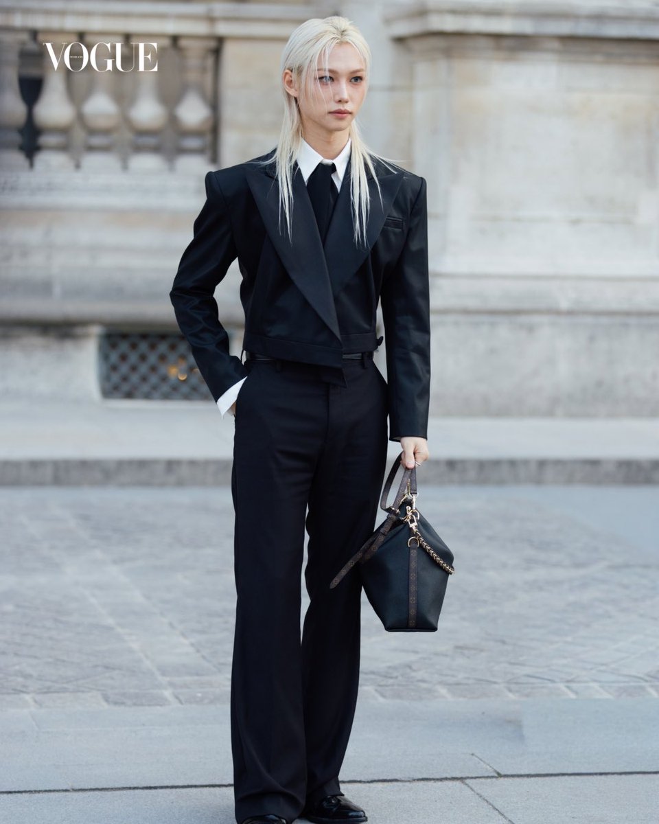 VogueThailand's tweet photo. #VogueFashionWeek เผยภาพ ‘Felix’ เฮาส์แอมบาสเดอร์ระดับโลก จากประเทศเกาหลีใต้ ที่โชว์ Louis Vuitton @LouisVuitton คอลเล็กชั่นฤดูใบไม้ผลิ/ฤดูร้อน ปี 2027 โดยฝีมือการสร้างสรรค์ของ Nicolas Ghesquière ส่งตรงจากปารีสแฟชั่นวีก #LVSS27 #LouisVuitton #Felix 

Photo by Dann Sachdev https://t.co/ULnZQTYgDl