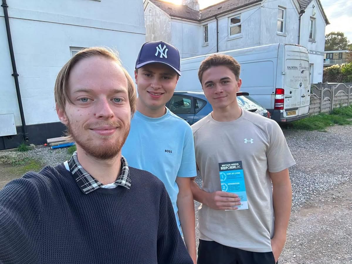 realTedIngle's tweet photo. Out and about in Cosham earlier on this evening. Canvassing for #reformuk and gathering casework for local councillors with @JacobShortUK and @samreformuk. 🇬🇧🩵 https://t.co/KzDGTxK2hq
