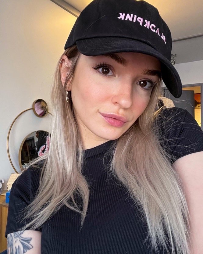 667ekip99's tweet photo. J’ai tellement besoin d’un daddy pour me smash mon petit cul de jeune bi de 19 ans je deviens fou c’est abusé 😵‍💫 je dis n’importe quoi mais ce que je sais c’est que je veux me faire detruire la tete dans l’oreiller devant des influs 😵‍💫🎀
#wankbattle #goon https://t.co/UeuhnQZ9rr