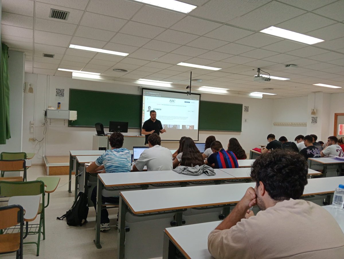 JJMadueno's tweet photo. Tarde en la @ComuniFac de @InfoUMA hablando de periodismo.. https://t.co/nkKtu8W2yd