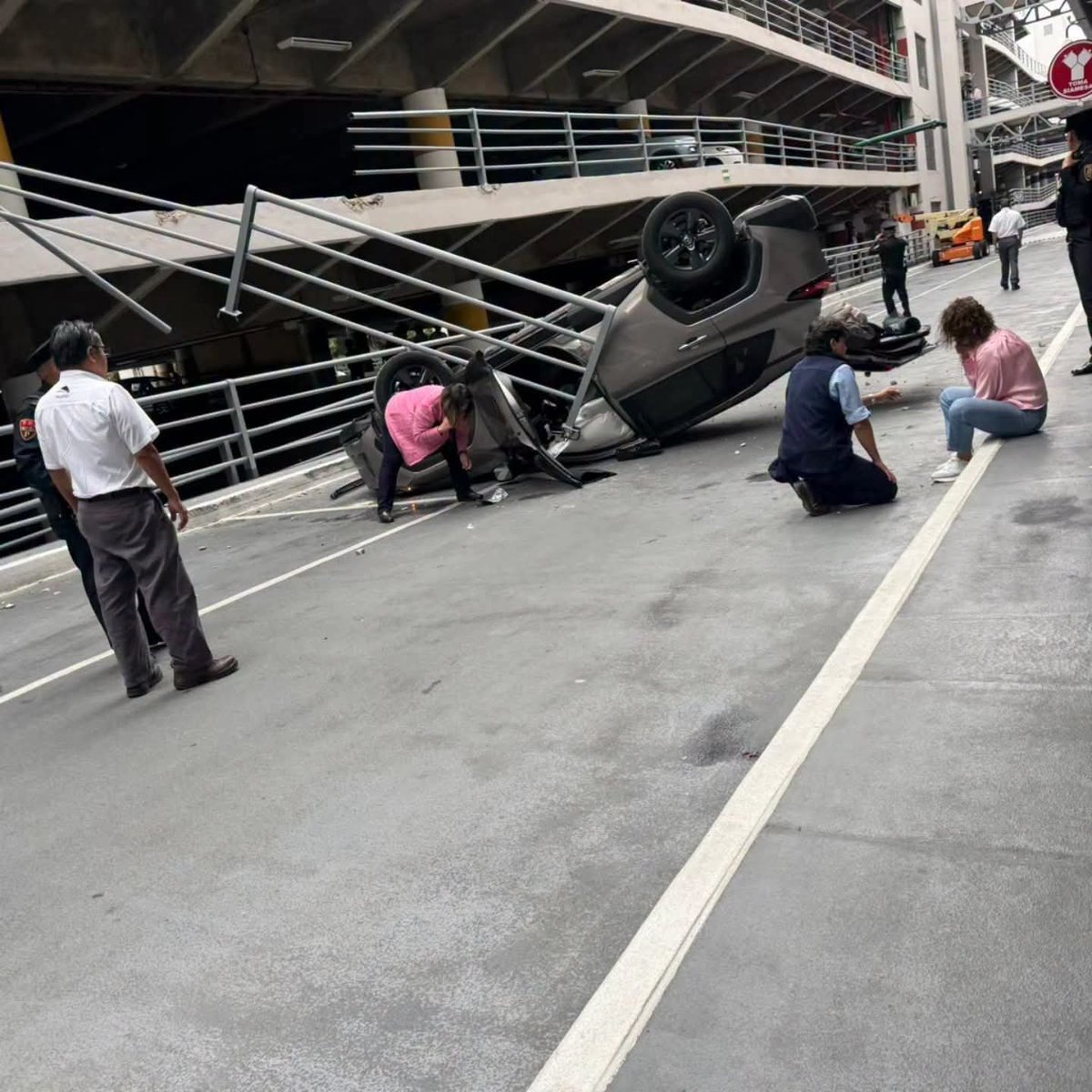 Xochilover's tweet photo. En Galerías Coapa una camioneta cayó del primer piso del estacionamiento y quedó volcada. 
Afortunadamente, la conductora se encuentra bien, aunque en estado de shock. https://t.co/itLhNLtkoe