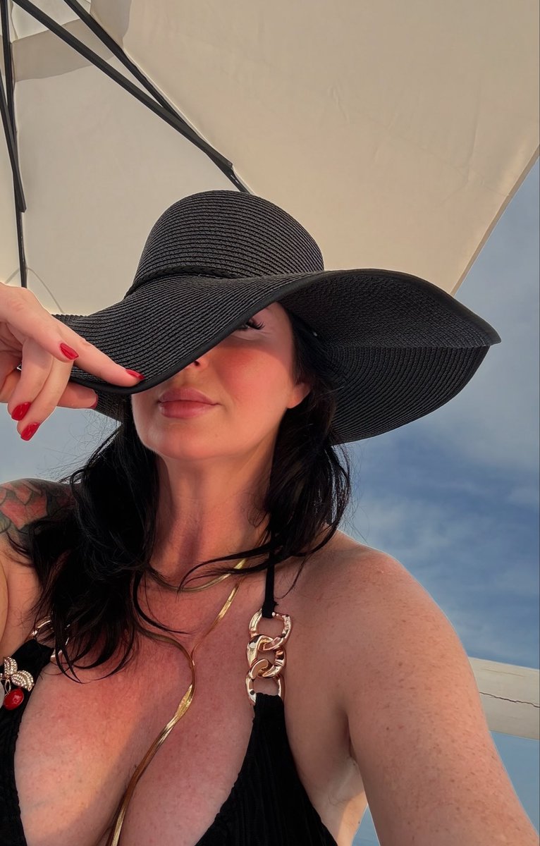 Morganas_Empire's tweet photo. Time to pack away the bikini’s and bring out the |ate✖️ and leather https://t.co/biPDXrtk13