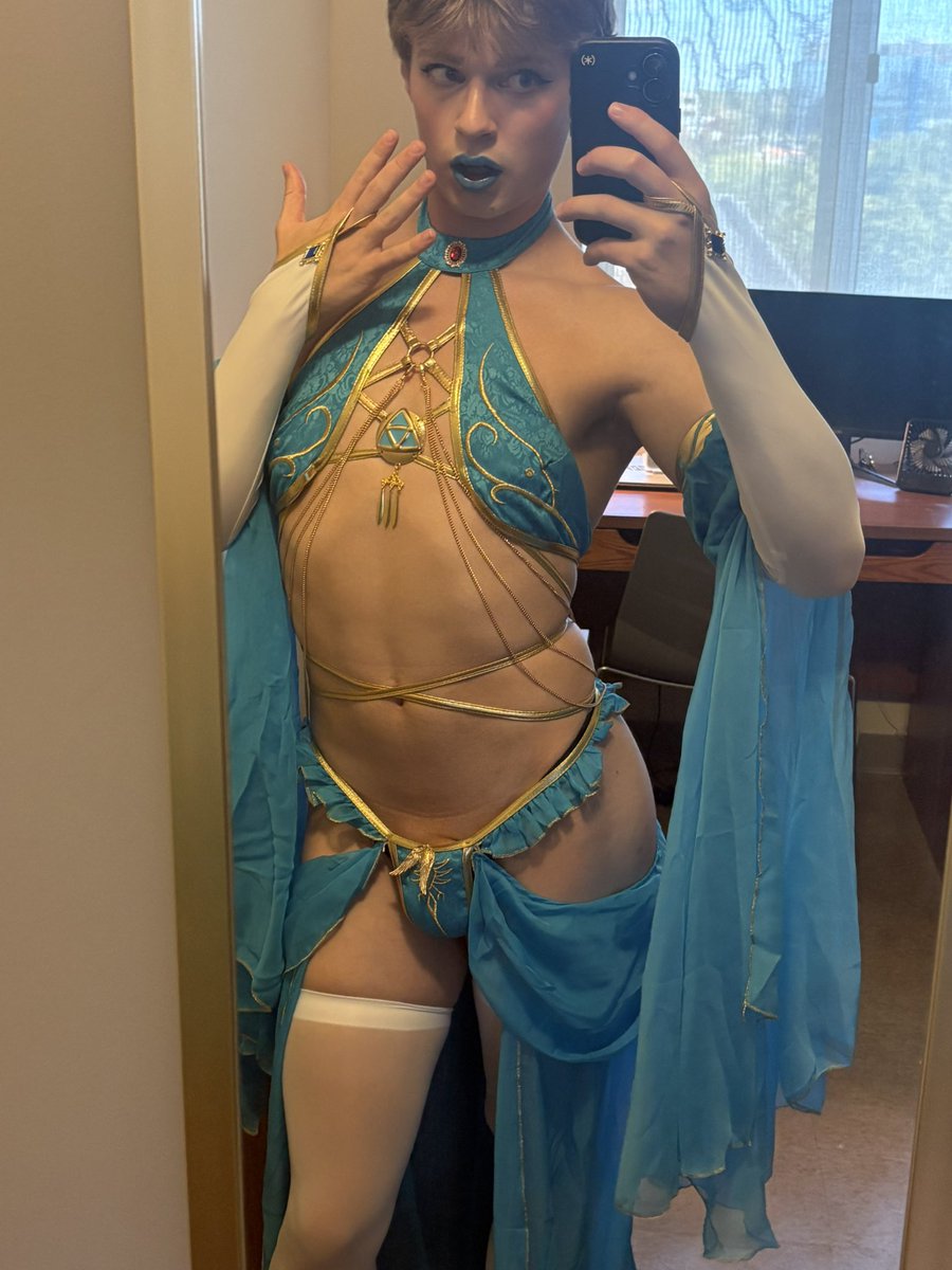 FugitiveFinn's tweet photo. October’s my favorite month because I can just dress like a princess and nobody can say anything https://t.co/Zwi2SKqvSX