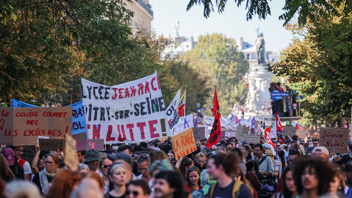 WorldKnownledge's tweet photo. "Comment faire pour empêcher une émeute de s'accompagner de casses et de vandalismes ?" 

On va jeter un œil sur ce qu'il se fait ailleurs, ce qu'il se passe ailleurs et sur ce qu'en dit la littérature scientifique. https://t.co/C8h09WN9ul
