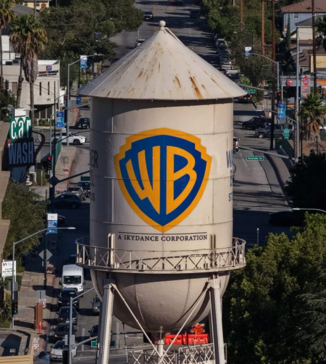 ToonHive's tweet photo. The Warners’ watertower has been repainted. https://t.co/Grquww3fS4
