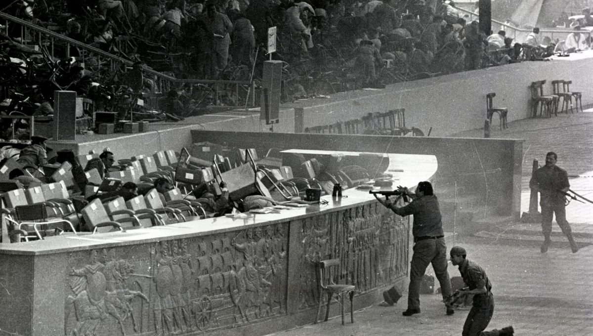 CeJourHistoire's tweet photo. Il y a 45 ans, le président égyptien Anouar el-Sadate était assassiné en plein défilé militaire, devant les caméras.

C'était le 6 octobre 1981. Trois ans plus tôt, il avait reçu le prix Nobel de la paix avec le Premier ministre israélien. https://t.co/MOaHwlxEFj