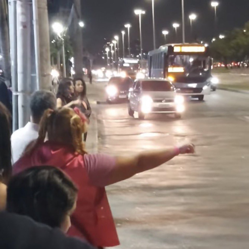 akapedro_'s tweet photo. quando a amazônia for vendida pros eua e eles desmatarem tudo pra construir um mcdonald’s eu quero ser o primeiro da fila pra comprar um big mac https://t.co/7FoPZT6kWK
