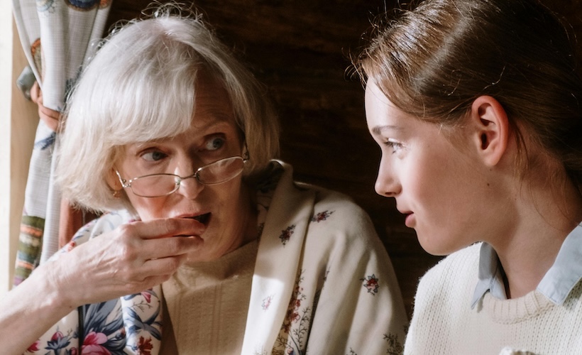 Reductress's tweet photo. Woman Who Thinks She's Her Own Worst Critic Hasn't Talked to Mom in a While https://t.co/hQWhf84iX9