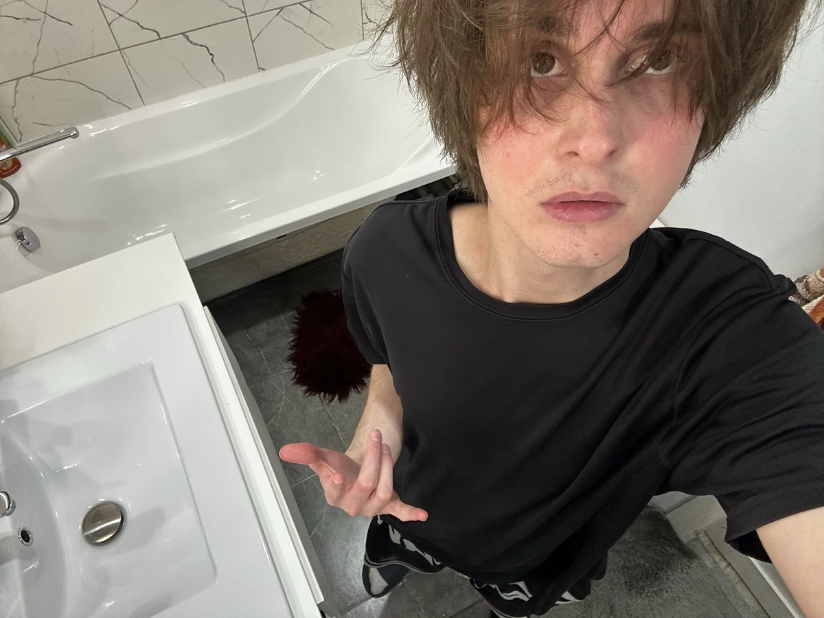 myasoj's tweet photo. нахуй я так делаю пальцами https://t.co/5cDRAvccZL