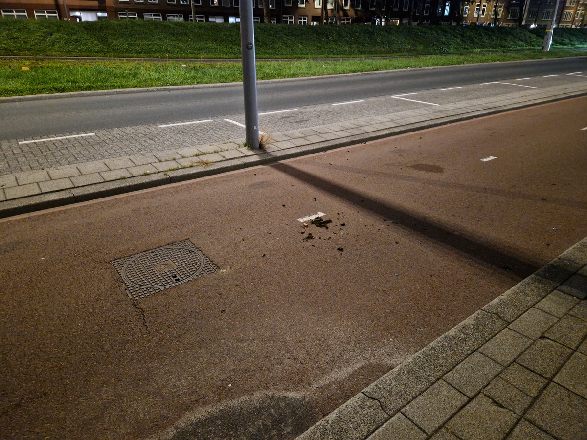 EBS023's tweet photo. De eerste was vanmorgen vroeg niet meer te redden. De tweede preventief gauw van straat geraapt.
Zouden meer fiets-collega's moeten doen.
#Supportervanschoon #Trashbiking #zwerfie #ietsvooreenander #preventief https://t.co/mrT03mnM0y
