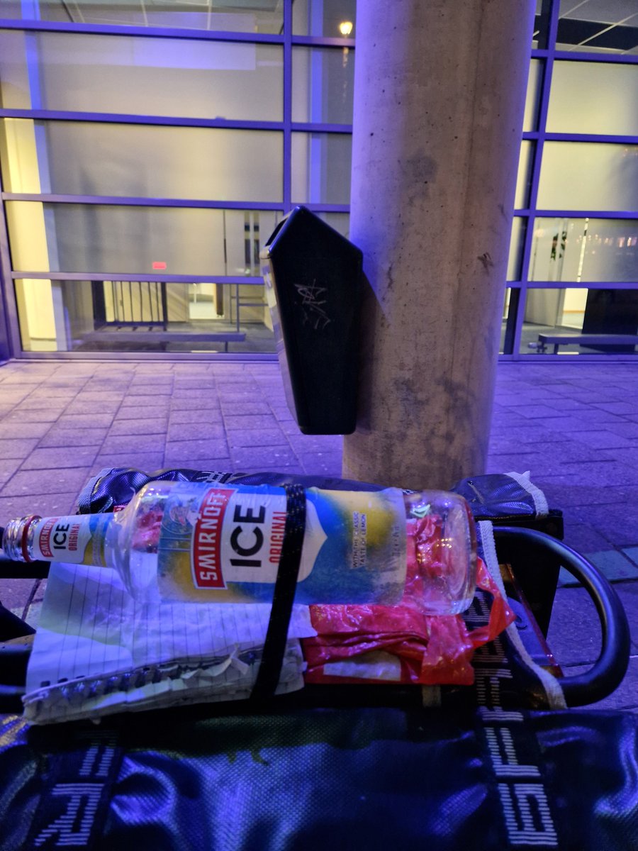 EBS023's tweet photo. De eerste was vanmorgen vroeg niet meer te redden. De tweede preventief gauw van straat geraapt.
Zouden meer fiets-collega's moeten doen.
#Supportervanschoon #Trashbiking #zwerfie #ietsvooreenander #preventief https://t.co/mrT03mnM0y