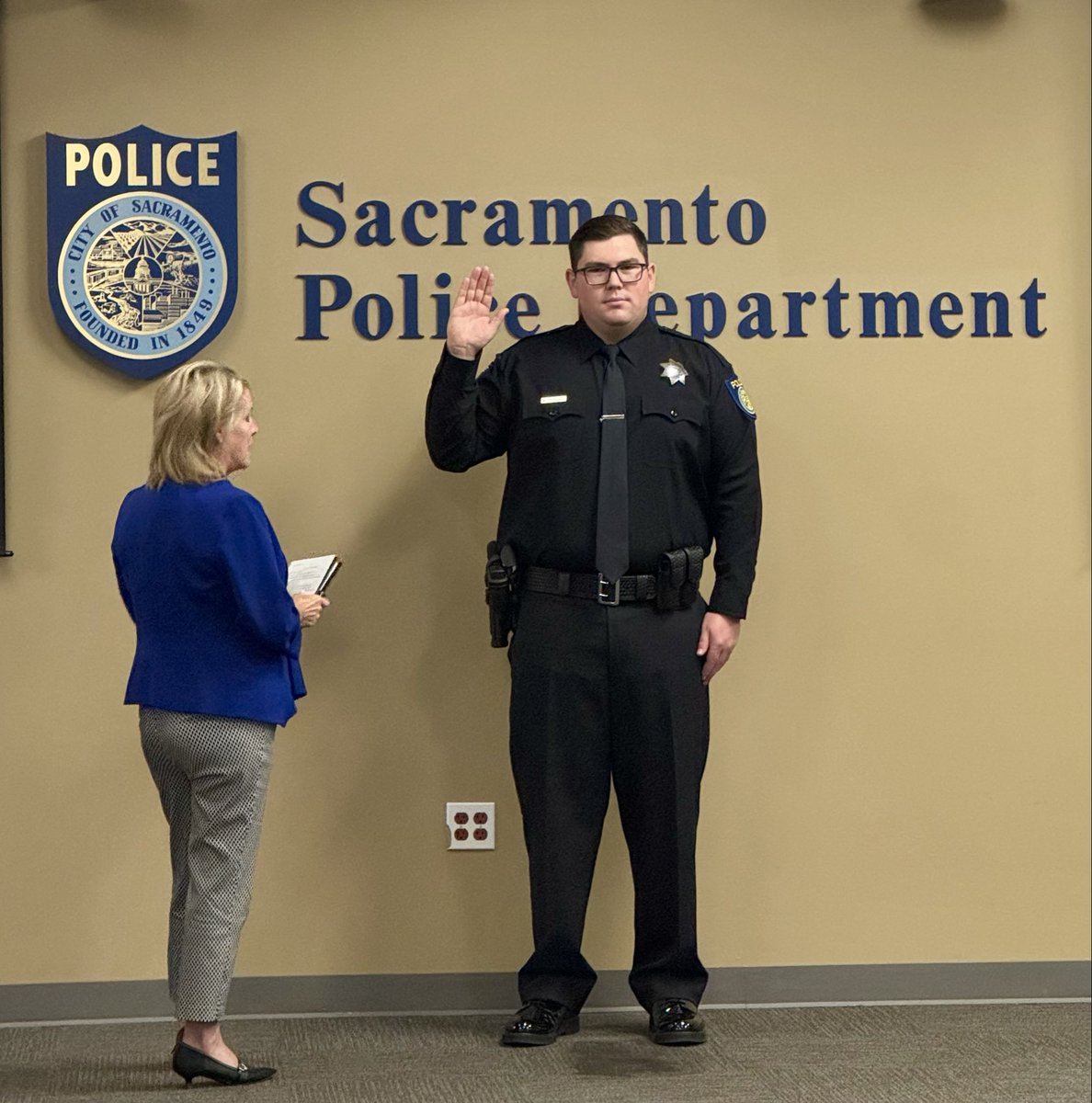 SacPolice's tweet photo. Congratulations to Officer Varnado for officially being sworn in today with the Sacramento Police Department. Officer Varnado joins our department as a lateral officer, bringing valuable experience to our team. 

Please join us in congratulating Officer Varnado! 

If you are interested in pursuing a career with the Sacramento Police Department, we encourage you to submit your application! https://t.co/0iVdPBoHP8