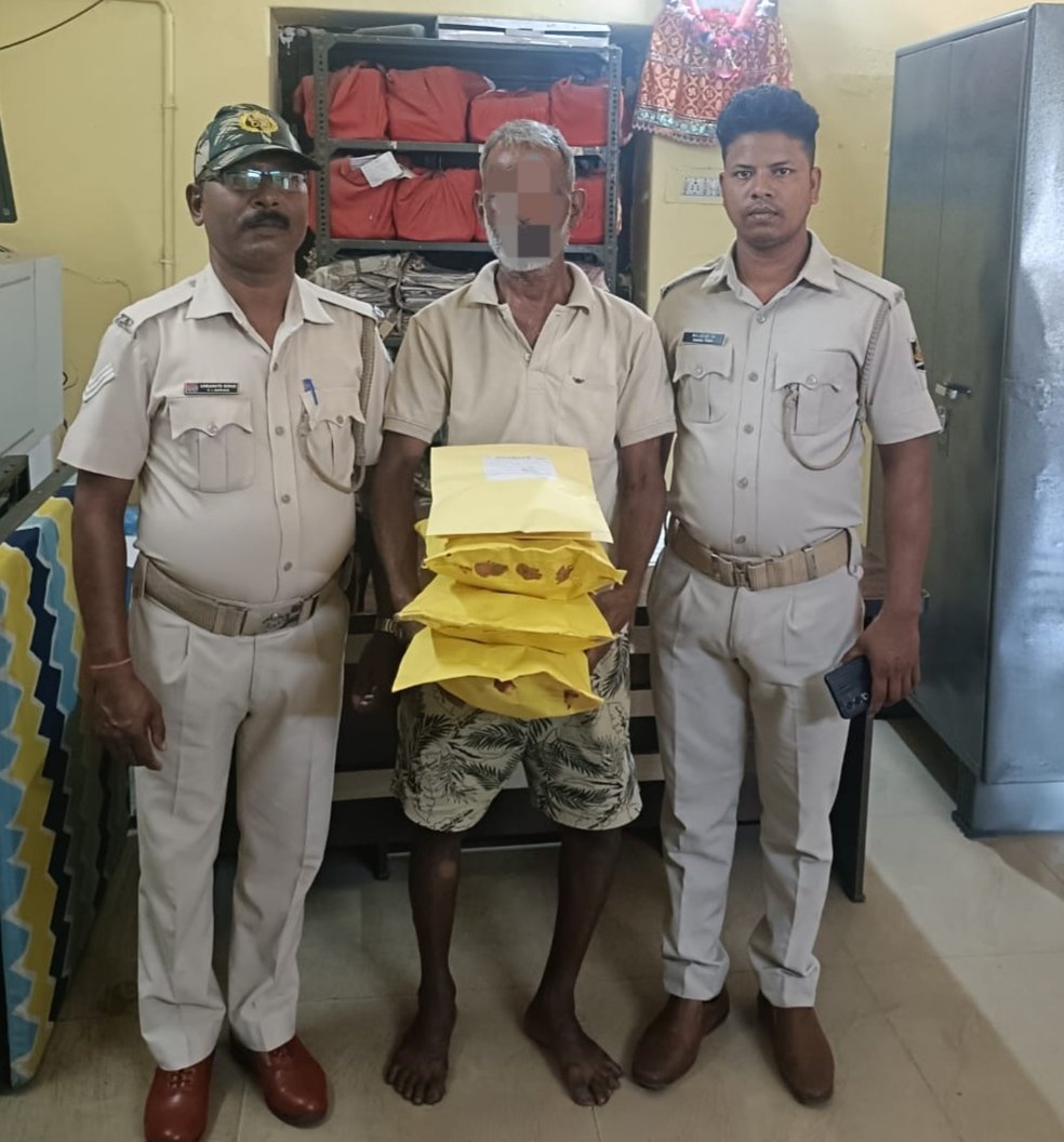 SpBhadrak's tweet photo. 🚨 CHANDABALI PS | NDPS ENFORCEMENT
Chandbali Police arrested one person and seized 2.016 kg of contraband Ganja during an enforcement operation. Bhadrak Police 🚨 remains committed to curbing the illegal trade and trafficking of narcotic substances. https://t.co/1SVS7ayURy