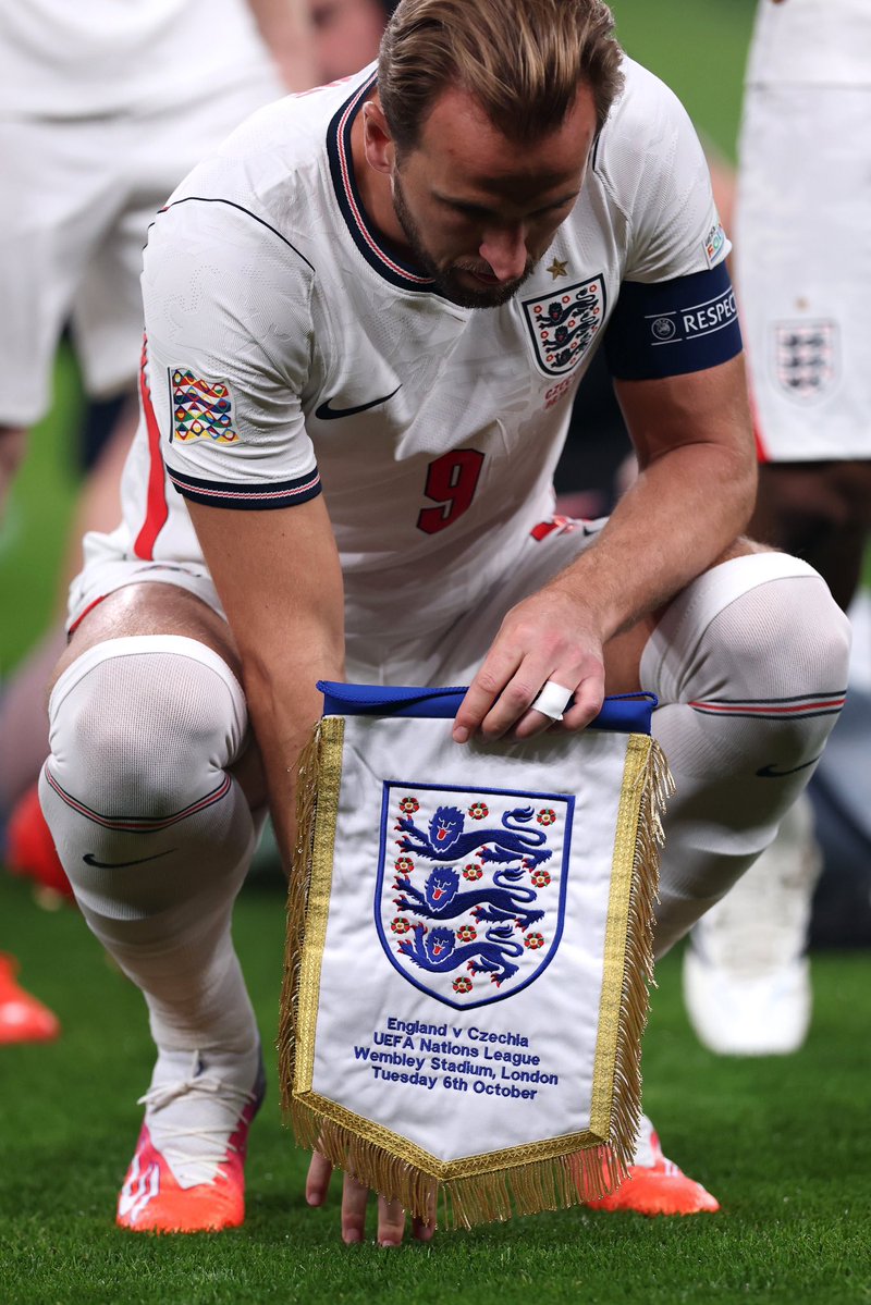 HKaneWorld's tweet photo. Legend of England ❤️💫 https://t.co/91kAysK7mV