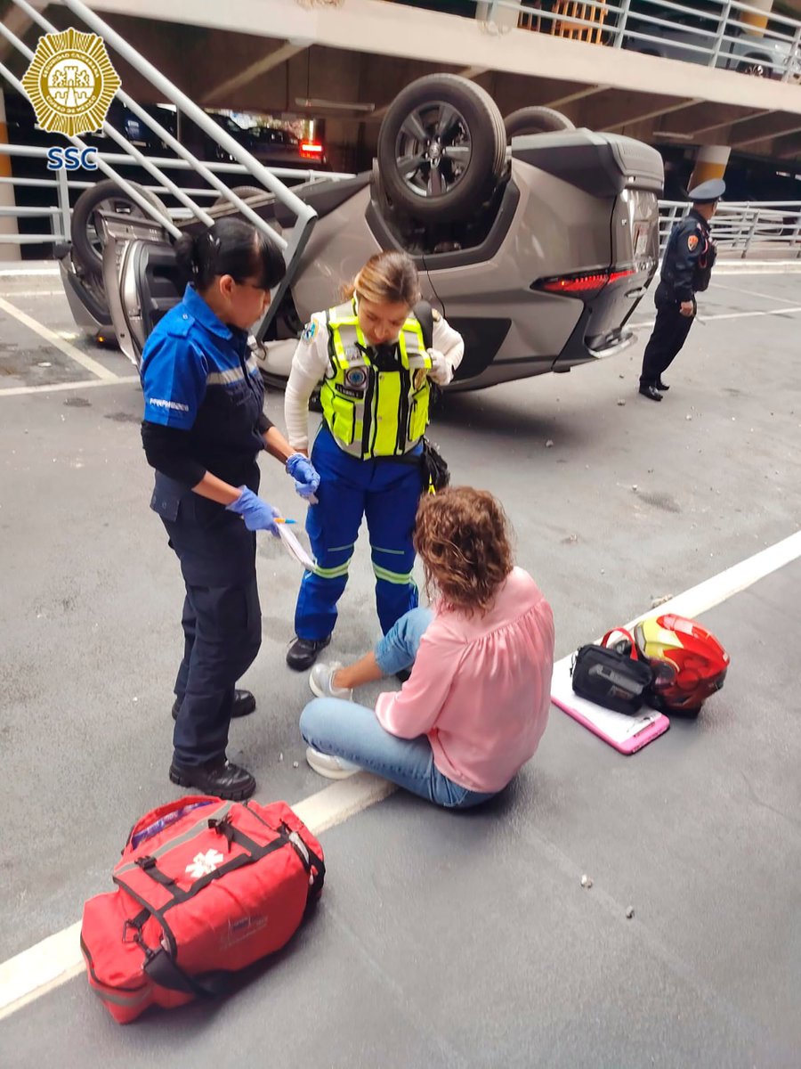 CarlosTejeda111's tweet photo. Paramédicos del #ERUM dieron los primeros auxilios a la conductora https://t.co/V6hbmh3LnH
