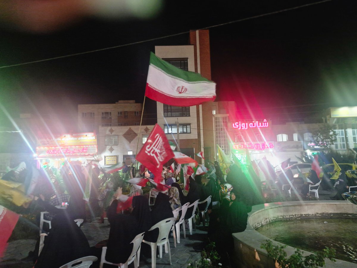 rastin_majd's tweet photo. ایستادگی ما، سرمایه‌ی پیروزی ماست. خیابان‌ها، میدانِ حقیقت هستند و ماندن در آن‌ها، تنها راه رسیدن به مقصد نهایی. لحظه‌ی درخشش و چشیدن طعم شیرین پیروزی بسیار نزدیک است؛ پس تا رسیدن به آن، از میدان عقب‌نشینی نکنیم. مسیر نور است و ما در آن هستیم. 
#ایستادگی_تا_پیروزی
#حمایت_انقلابی https://t.co/8M68rA4RLu
