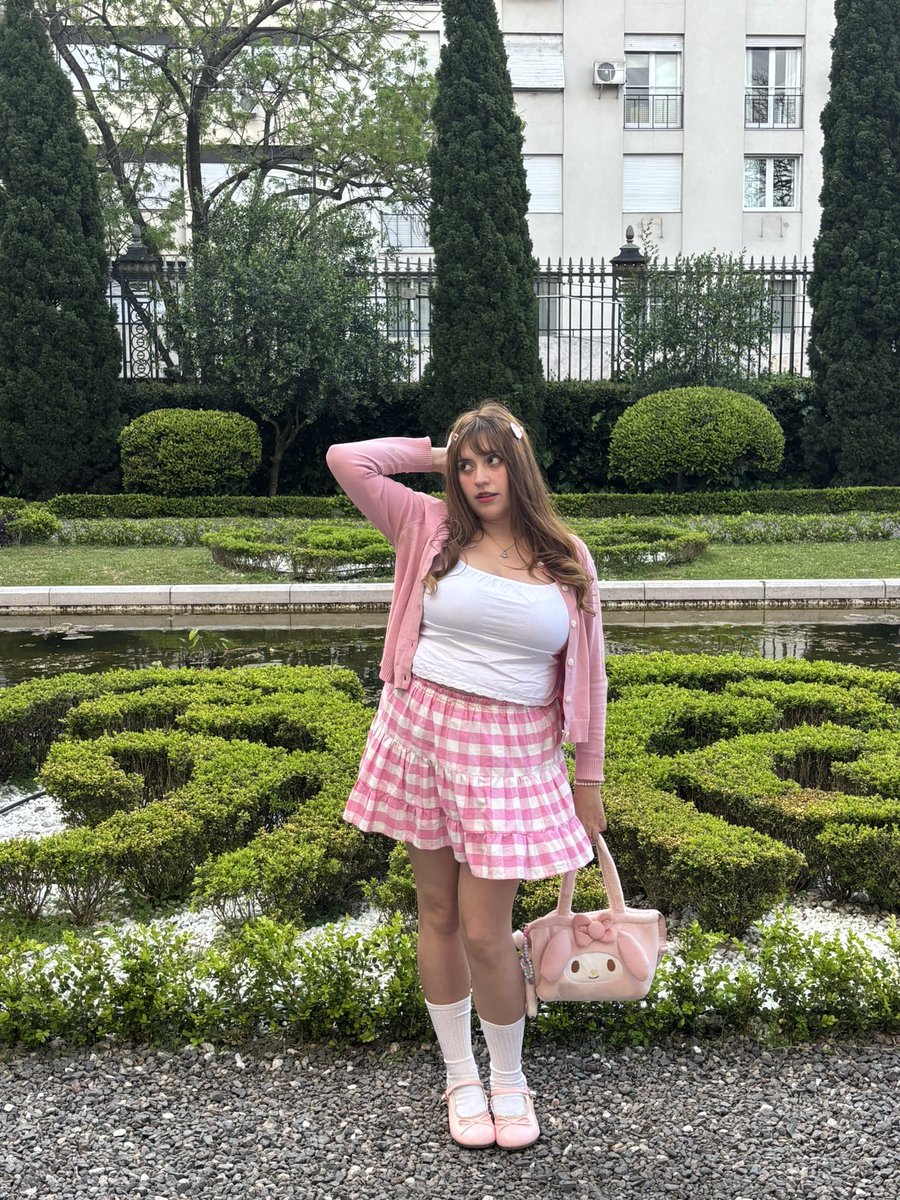 historialovebot's tweet photo. disclaimer mujer +20 vestida con pollera y ropa rosa usa peluches y va a marcha universitaria https://t.co/2uaDwdfwJ0