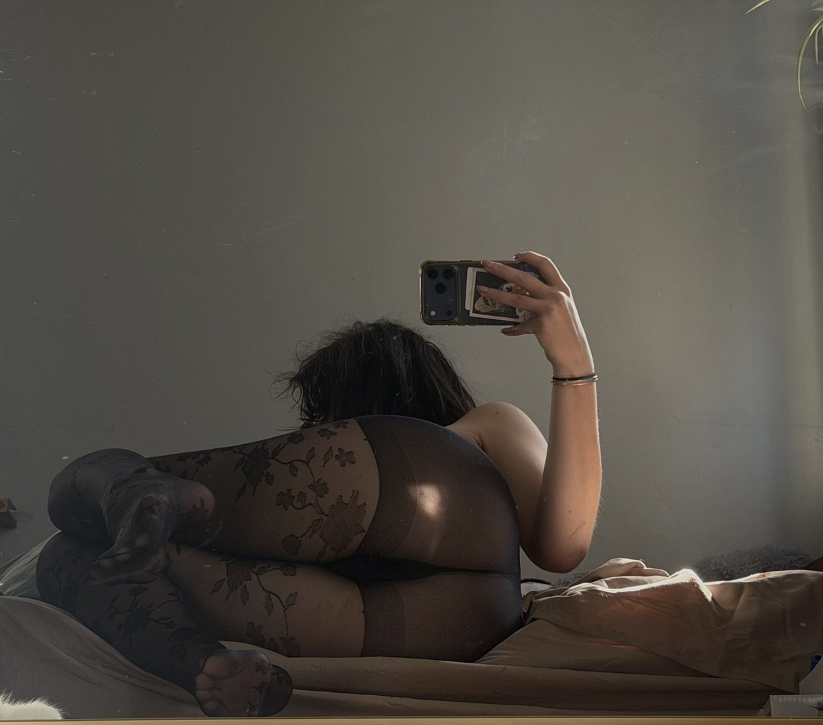 takeme2hevn's tweet photo. flower stockings have my heart https://t.co/KZZ1exrmDc