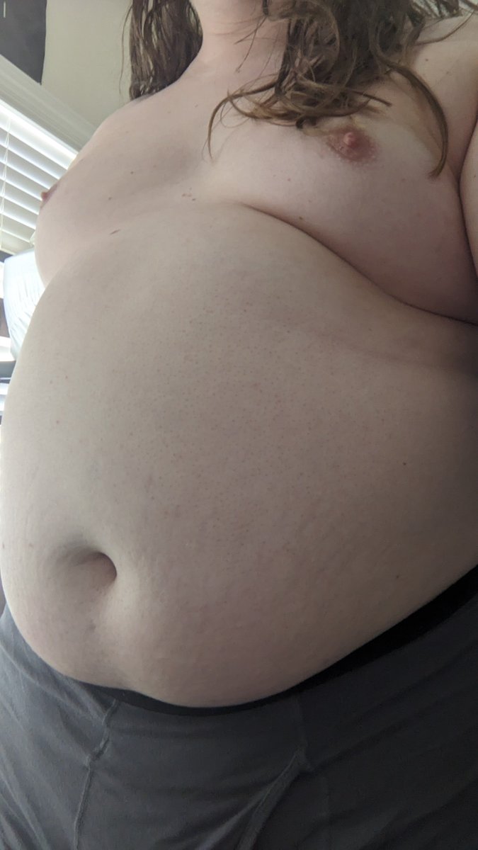 GorgingGamer's tweet photo. Feeling thickkkk at 300 #maleweightgain #exjock #bhm https://t.co/mvqnBi12Vv