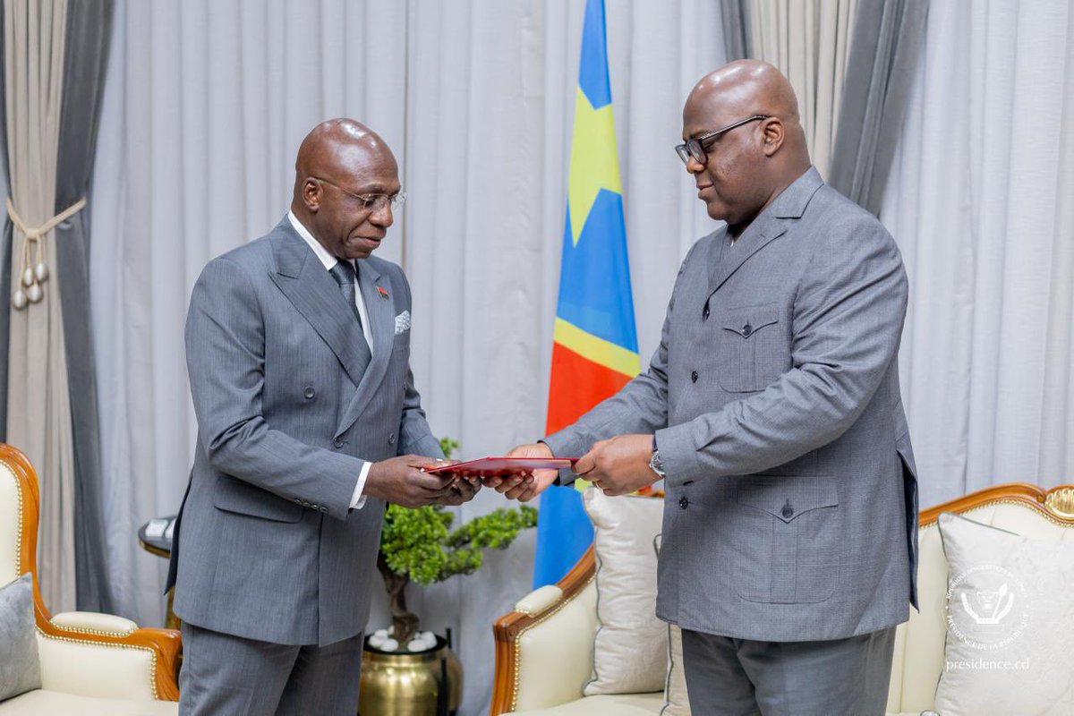Presidence_RDC's tweet photo. Le Président Félix-Antoine Tshisekedi a reçu, ce mardi à la Cité de l’Union africaine, le ministre des Relations extérieures de l’Angola, Tete António, porteur d’un message de son homologue João Lourenço.

Les échanges ont porté notamment sur la situation sécuritaire dans l’Est de la République démocratique du Congo (RDC) ainsi que sur le respect de la souveraineté et de l’intégrité territoriale du pays.

« La République d’Angola ne peut pas être indifférente à ce qui se passe en RDC », a déclaré Tete António. Le chef de la diplomatie angolaise a également souligné les liens historiques et la proximité géographique qui unissent les deux pays.