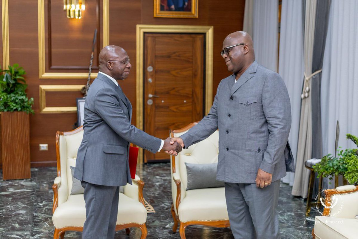 Presidence_RDC's tweet photo. Le Président Félix-Antoine Tshisekedi a reçu, ce mardi à la Cité de l’Union africaine, le ministre des Relations extérieures de l’Angola, Tete António, porteur d’un message de son homologue João Lourenço.

Les échanges ont porté notamment sur la situation sécuritaire dans l’Est de la République démocratique du Congo (RDC) ainsi que sur le respect de la souveraineté et de l’intégrité territoriale du pays.

« La République d’Angola ne peut pas être indifférente à ce qui se passe en RDC », a déclaré Tete António. Le chef de la diplomatie angolaise a également souligné les liens historiques et la proximité géographique qui unissent les deux pays.